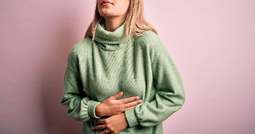 Červené fleky po akné v obličeji a zácpa - jaké bylinky užívat?